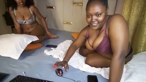 thick_n_flirty online show from April 15, 2026, 8:10 am