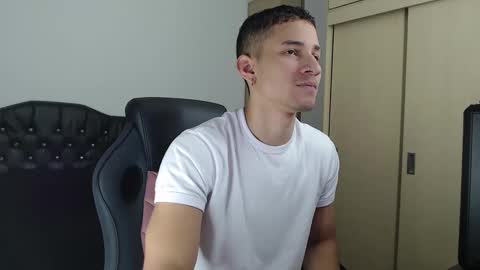 Snapshot of thin_tommy11 chatting on February 25, 2025, 10:29 pm thin_tommy11 online show from February 25, 2025, 10:29 pm