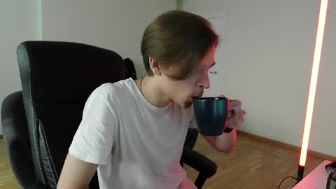 Snapshot of thomas_brons chatting on June 7, 2026, 5:11 am THOMAS BRONS online show from June 7, 2026, 5:11 am