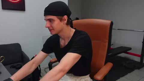 Snapshot of thomas_brons chatting on June 20, 2026, 4:59 am THOMAS BRONS online show from June 20, 2026, 4:59 am