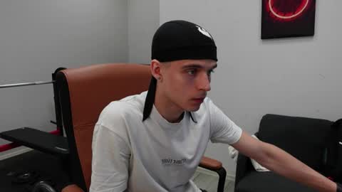Snapshot of thomas_brons chatting on July 1, 2026, 12:07 pm THOMAS BRONS online show from July 1, 2026, 12:07 pm