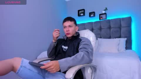 Snapshot of thomas_moon_ chatting on January 16, 2026, 1:04 pm Thomas online show from January 16, 2026, 1:04 pm