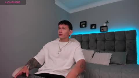 Snapshot of thomas_moon_ chatting on February 5, 2026, 11:59 am Thomas online show from February 5, 2026, 11:59 am