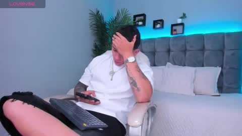 Snapshot of thomas_moon_ chatting on February 11, 2026, 12:32 pm Thomas online show from February 11, 2026, 12:32 pm