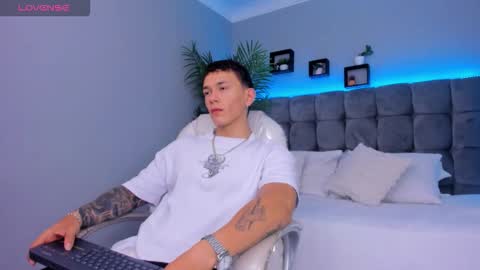 Snapshot of thomas_moon_ chatting on February 15, 2026, 1:31 pm Thomas online show from February 15, 2026, 1:31 pm