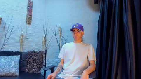 ThomasJones   online show from February 19, 2025, 11:49 am