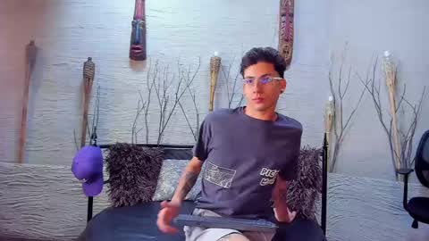 ThomasJones   online show from February 20, 2025, 11:31 am