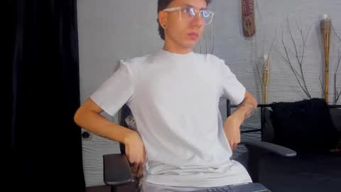 ThomasJones   online show from February 23, 2025, 11:44 am