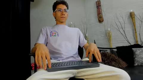 ThomasJones   online show from February 24, 2025, 11:21 am