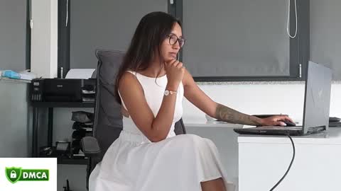 tia_j online show from June 7, 2026, 9:02 am