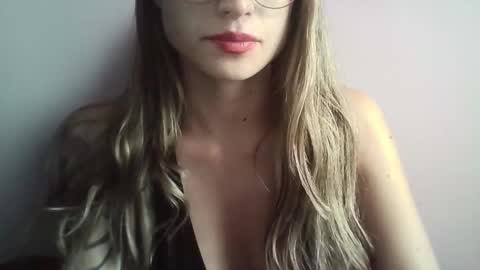 Snapshot of tifanny_a chatting on September 11, 2025, 10:32 pm Tifanny online show from September 11, 2025, 10:32 pm
