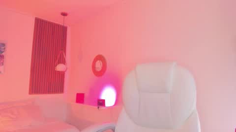 Tiffany online show from October 3, 2025, 1:52 pm