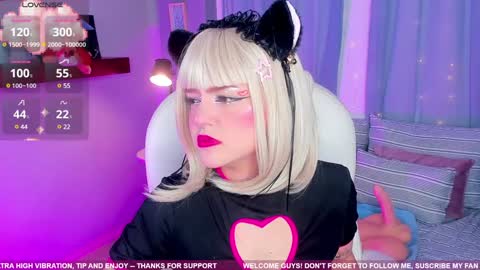 Snapshot of tiny__emmy chatting on January 22, 2025, 9:24 am Emmy blue berry1 online show from January 22, 2025, 9:24 am