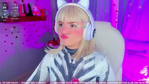 Snapshot of tiny__emmy chatting on February 17, 2025, 10:25 pm Emmy blue berry1 online show from February 17, 2025, 10:25 pm