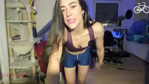 Snapshot of tiny_williams chatting on December 1, 2025, 4:28 am Tiny online show from December 1, 2025, 4:28 am