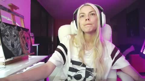 stage Kylie Sinner  brand CLITBAIT online show from October 15, 2025, 7:19 am