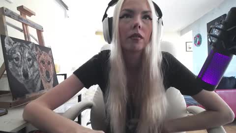 stage Kylie Sinner  brand CLITBAIT online show from November 9, 2025, 1:42 pm