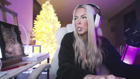 Snapshot of tinykylie chatting on January 16, 2026, 12:14 am stage Kylie Sinner brand CLITBAIT online show from January 16, 2026, 12:14 am