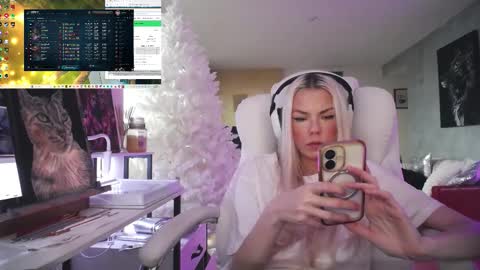 Snapshot of tinykylie chatting on January 16, 2026, 12:20 pm stage Kylie Sinner brand CLITBAIT online show from January 16, 2026, 12:20 pm