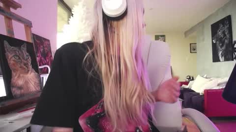 Snapshot of tinykylie chatting on January 18, 2026, 8:12 pm stage Kylie Sinner brand CLITBAIT online show from January 18, 2026, 8:12 pm