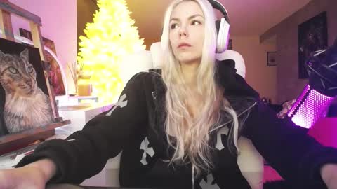 Snapshot of tinykylie chatting on February 2, 2026, 10:30 pm stage Kylie Sinner brand CLITBAIT online show from February 2, 2026, 10:30 pm