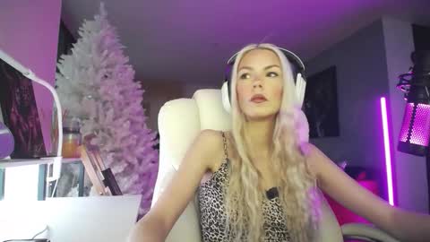 Snapshot of tinykylie chatting on February 4, 2026, 9:31 pm stage Kylie Sinner brand CLITBAIT online show from February 4, 2026, 9:31 pm
