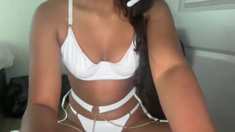 Snapshot of tinylittlebrownie chatting on June 4, 2026, 9:21 pm tinylittlebrownie online show from June 4, 2026, 9:21 pm