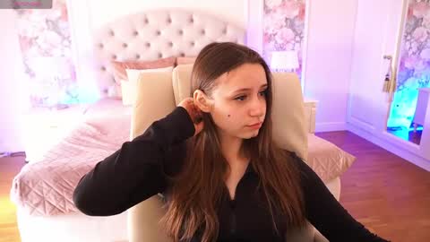 tinynataliee online show from April 5, 2026, 5:59 am