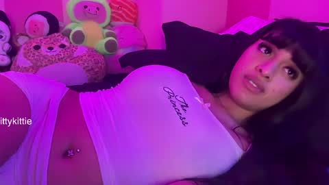 HOTTIE4U online show from April 8, 2026, 4:23 am