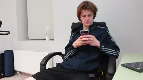 Snapshot of tom_chance chatting on May 4, 2026, 1:34 am tom online show from May 4, 2026, 1:34 am