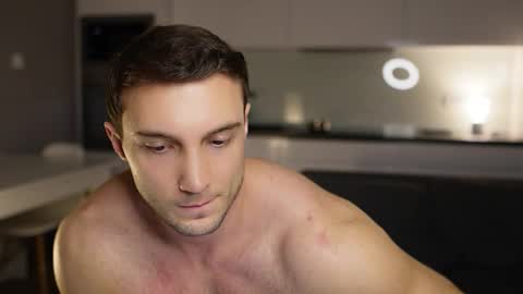 Tom online show from December 17, 2025, 7:42 pm