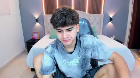 Snapshot of tommy18__ chatting on April 18, 2026, 3:32 am Tommy online show from April 18, 2026, 3:32 am