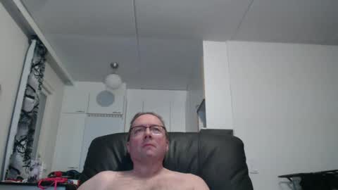 Snapshot of tosimies69 chatting on December 8, 2024, 1:25 pm tosimies69 online show from December 8, 2024, 1:25 pm