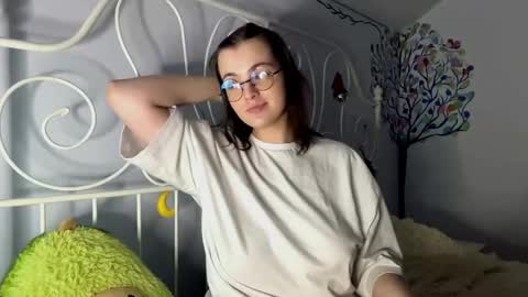 Amelia online show from September 18, 2025, 6:21 pm