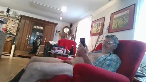 trebgeis1 online show from September 12, 2025, 6:46 am