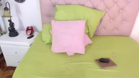 triana_crimson online show from February 1, 2025, 12:29 am