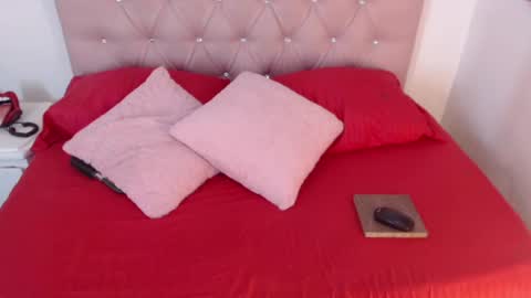 triana_crimson online show from February 3, 2025, 10:43 pm