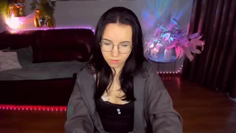 TriciaDaisy online show from May 2, 2026, 4:28 am