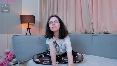 twannathidphy online show from March 25, 2026, 2:12 pm