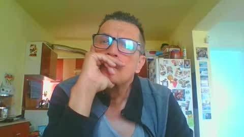 Snapshot of ulmeni4 chatting on March 20, 2026, 8:30 am ulmeni4 online show from March 20, 2026, 8:30 am