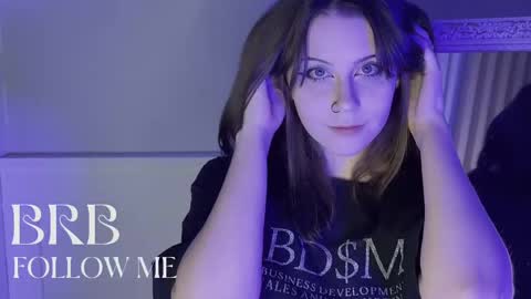 Una  online show from March 1, 2025, 4:22 pm