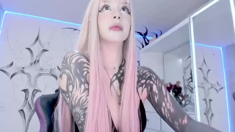 Snapshot of unachimbaherida chatting on February 19, 2025, 3:28 am Elle Danielle online show from February 19, 2025, 3:28 am