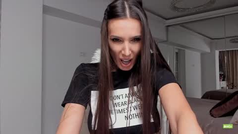 Silvia online show from December 7, 2024, 7:32 pm