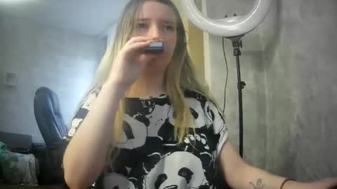 Snapshot of universeemily chatting on October 31, 2025, 6:03 am UniverseEmily online show from October 31, 2025, 6:03 am