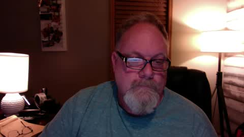 Snapshot of up2later chatting on December 11, 2024, 5:21 am up2later online show from December 11, 2024, 5:21 am