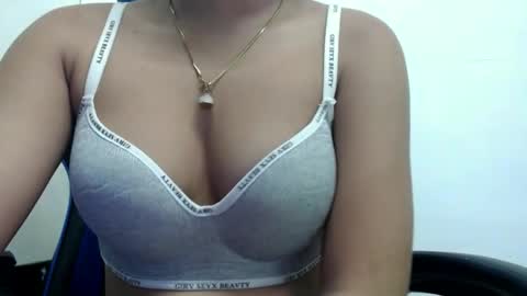 Snapshot of ur_small_girl chatting on October 13, 2025, 6:13 am ur_small_girl online show from October 13, 2025, 6:13 am