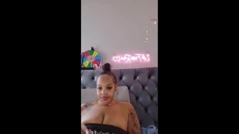 urfaveriri online show from November 10, 2025, 5:23 pm