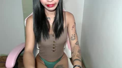 ursweet_zeviixx online show from November 11, 2025, 9:48 pm