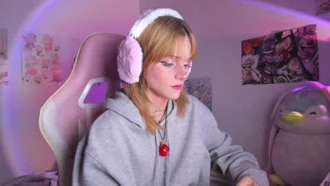 uryukim_ online show from December 3, 2024, 9:33 am