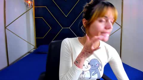 uryukim_ online show from March 12, 2025, 2:01 pm